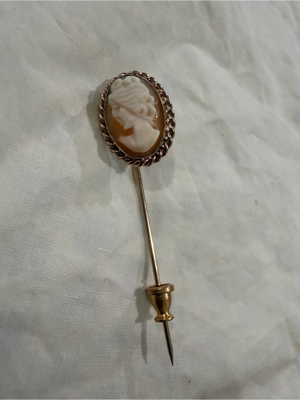Vintage-14K Gold-Filled White Cameo Stick Brooch with Amber Background